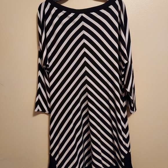 White/Black med stripes dress black and white black trim on bottom - Picture 5 of 9